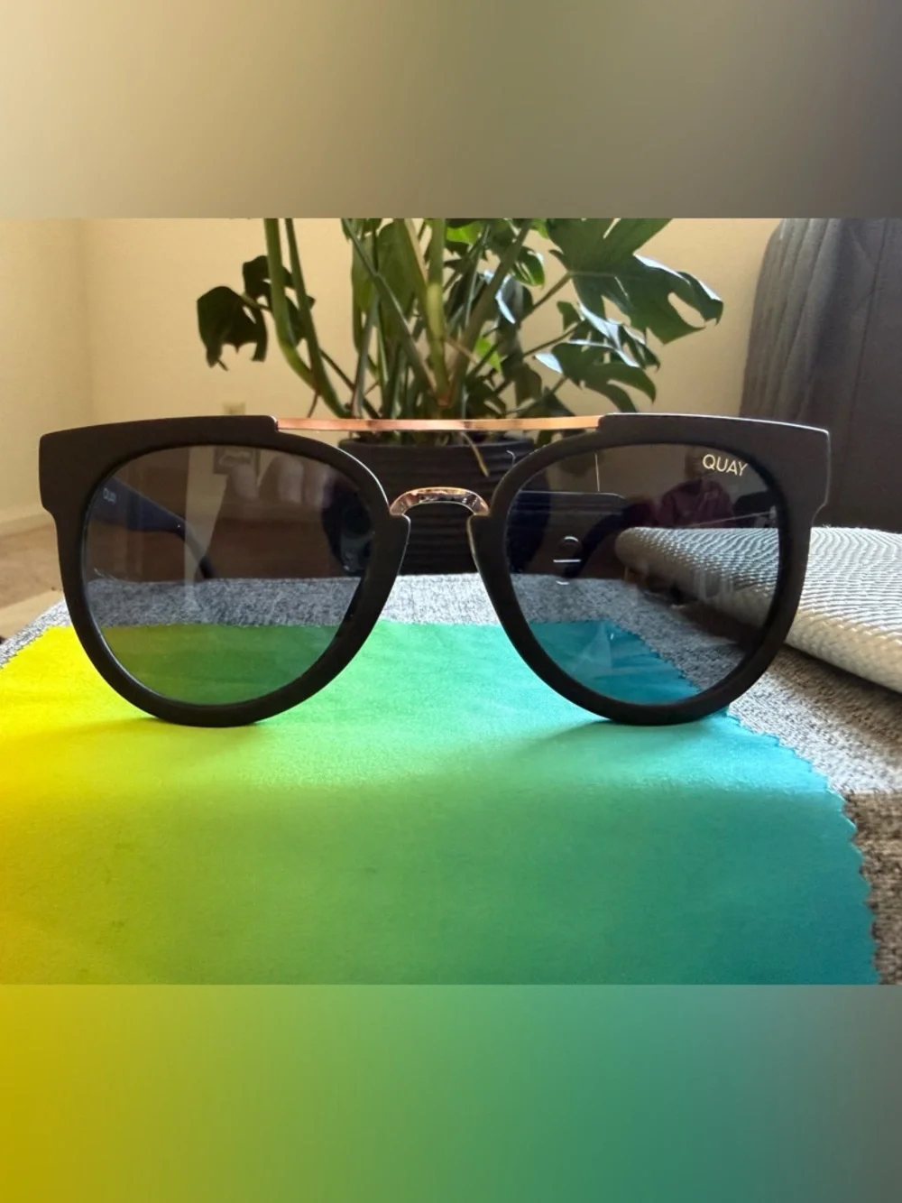 Quay Australia Sunglasses with Sunglasses Case - Picture 2 of 7
